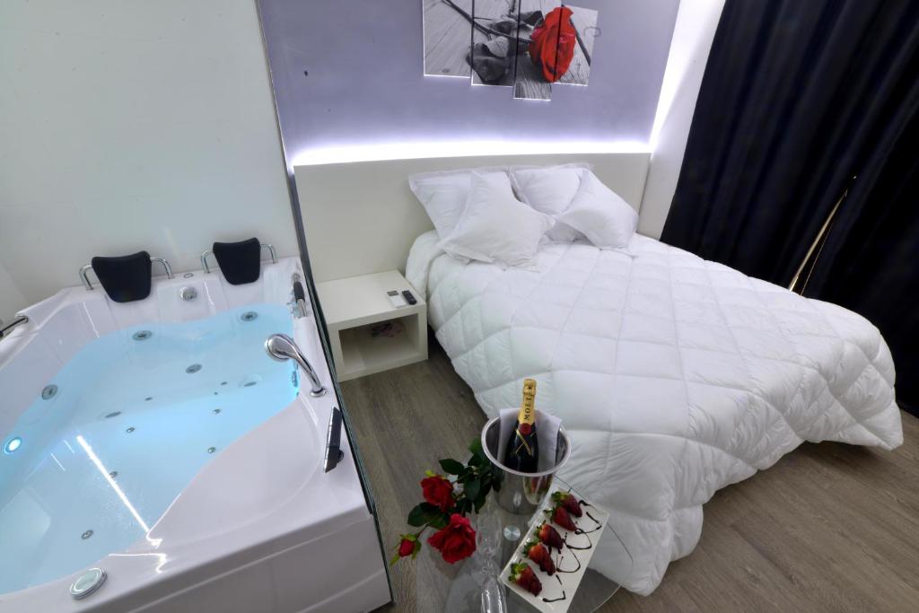 Hoteles en Alcalá del Júcar con vistas a las casas‑cueva