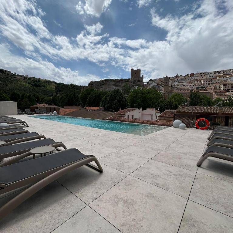 Piscina con vistas a Alcalá del Júcar