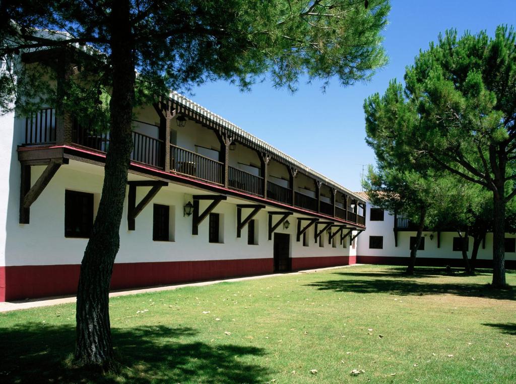 Vista lateral del Parador Nacional de Albacete, situado en la llanura manchega