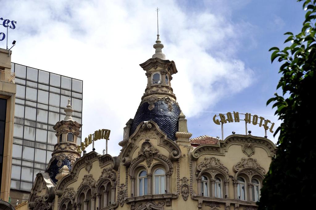 Fachada del Gran Hotel Albacete junto al Altozano – hotel en el centro de Albacete