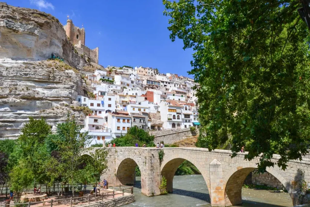 Vista panorámica de Alcalá del Júcar – hoteles con encanto en la hoz del Júcar